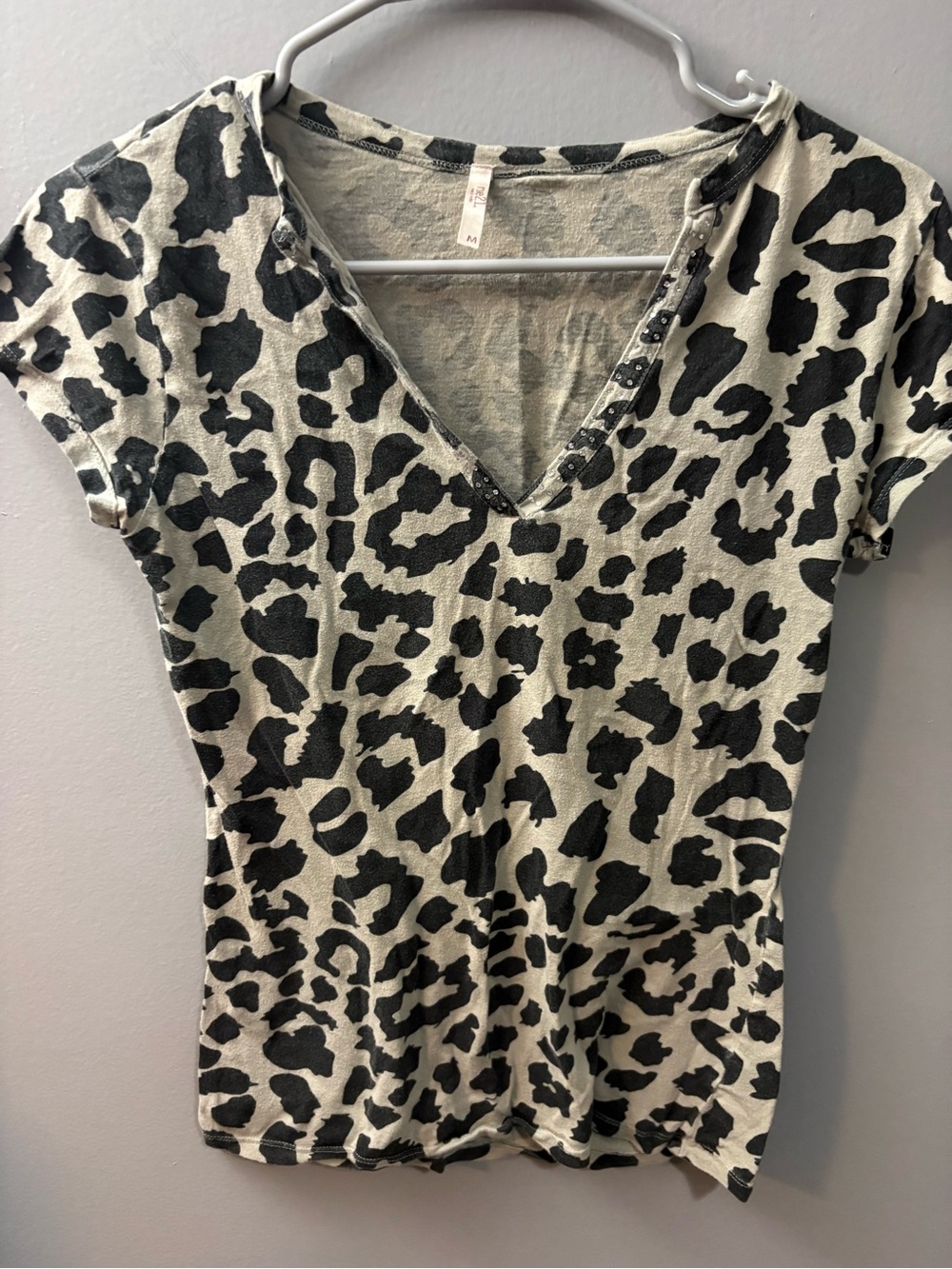 Rue21 Black Leopard Print V-Neck Tee
